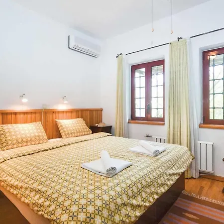 Villa Sleeps 5 Air Con Wifi *