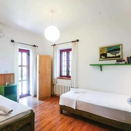 Sleeps 5 Air Con Wifi Villa *